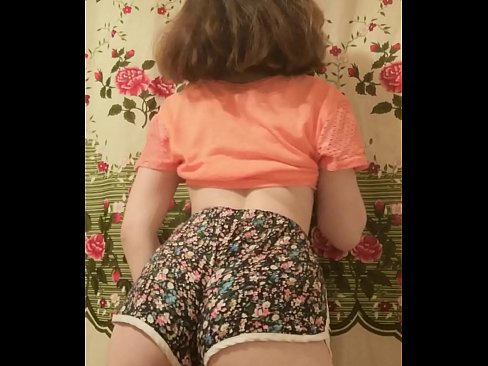 ❤️ 性感的年轻宝贝在镜头前脱下她的短裤 Fucking video️❤