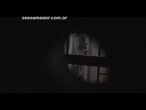 ❤️ 金发女郎被隐藏在空心砖后面的邻居偷窥者偷偷录影 Fucking video️❤