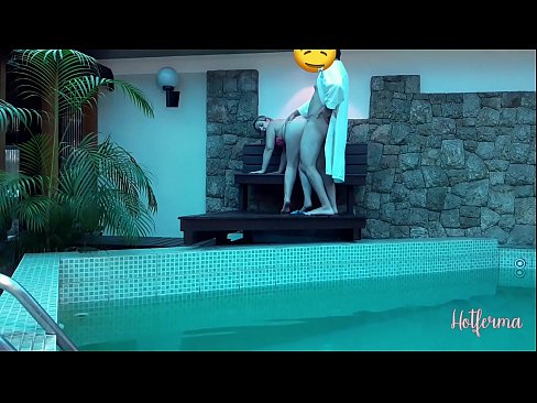 ❤️ 老板邀请女佣去泳池,却忍不住要来个热辣的 Fucking video️❤