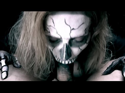 ❤️ 恶魔女孩用她的黑嘴吸吮鸡巴并吞下精液。 Fucking video️❤