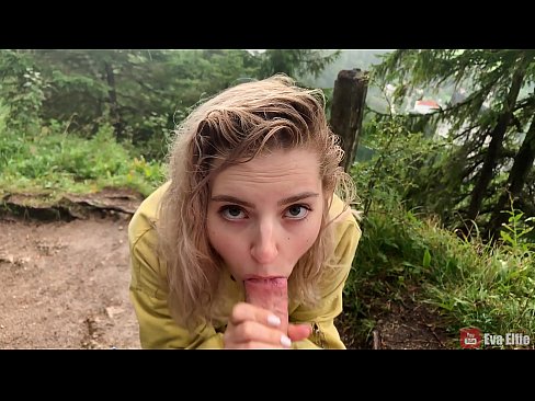 ❤️ 女孩在公共场合口交后吞下精液 - Eva Elfi Fucking video️❤