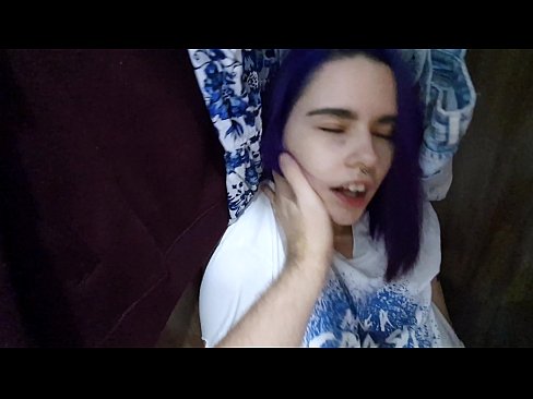 ❤️ 在衣柜里发现我的妹妹并帮助她射精 Fucking video️❤