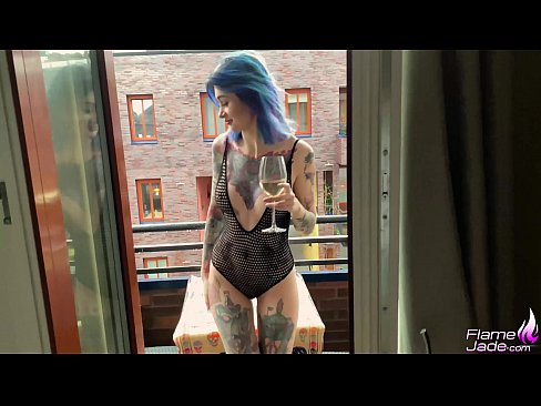 ❤️ 巨大的女孩大口吸吮,在空旷的天空下热情地做爱 Fucking video️❤