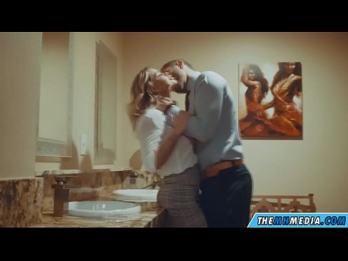 ❤️ 当一个胸大无脑的金发女郎在公共厕所里勾引你时 Fucking video️❤